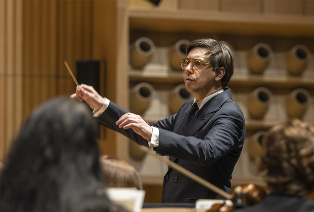 Adrien Perruchon dirigeant l’orchestre